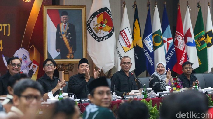 KPU menggelar rapat pleno terbuka membahas rekapitulasi daftar pemilih tetap (DPT) Pemilu 2024. Rapat pleno dilakukan di kantor KPU, Menteng, Jakarta Pusat.