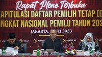 Ini suasana saat KPU menggelar rapat pleno terbuka membahas rekapitulasi daftar pemilih tetap (DPT) Pemilu 2024 di markas KPU, Menteng, Jakarta Pusat, Minggu (2/7/2023).