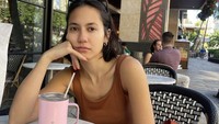 Aktris keturunan Indonesia-Inggris ini, paling sering nongkrong di kafe untuk menghabiskan waktu luangnya. Menu kesukaannya salah satunya croissant. Foto: Instagram @pevpearce