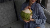 Healingnya Pevita cukup berlibur di pantai, atau menikmati air kelapa segar. Foto: Instagram @pevpearce