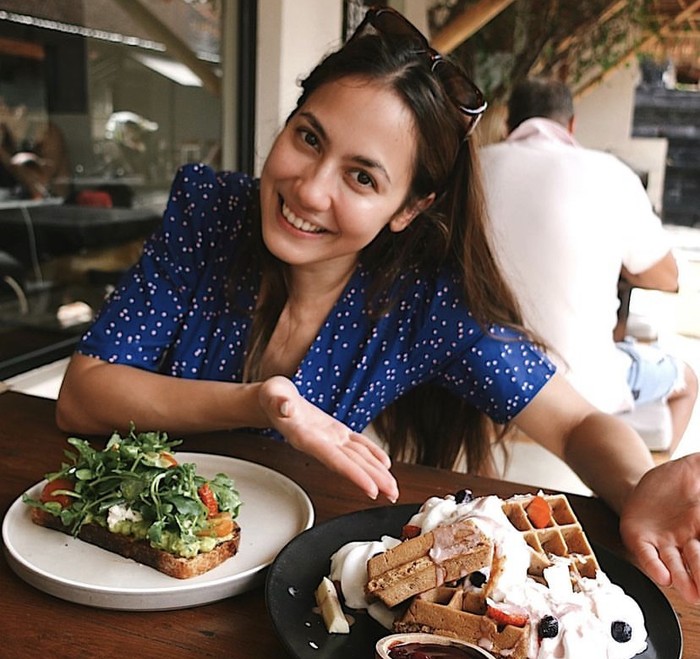 Momen Pevita Pearce Cicip Durian Pertama Kali hingga Ngemil di Kafe