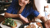 Terakhir ini pose Pevita saat sedang bingung mau makan waffle yang penuh kalori. Atau makan roti sehat dengan sayuran di atasnya. Foto: Instagram @pevpearce