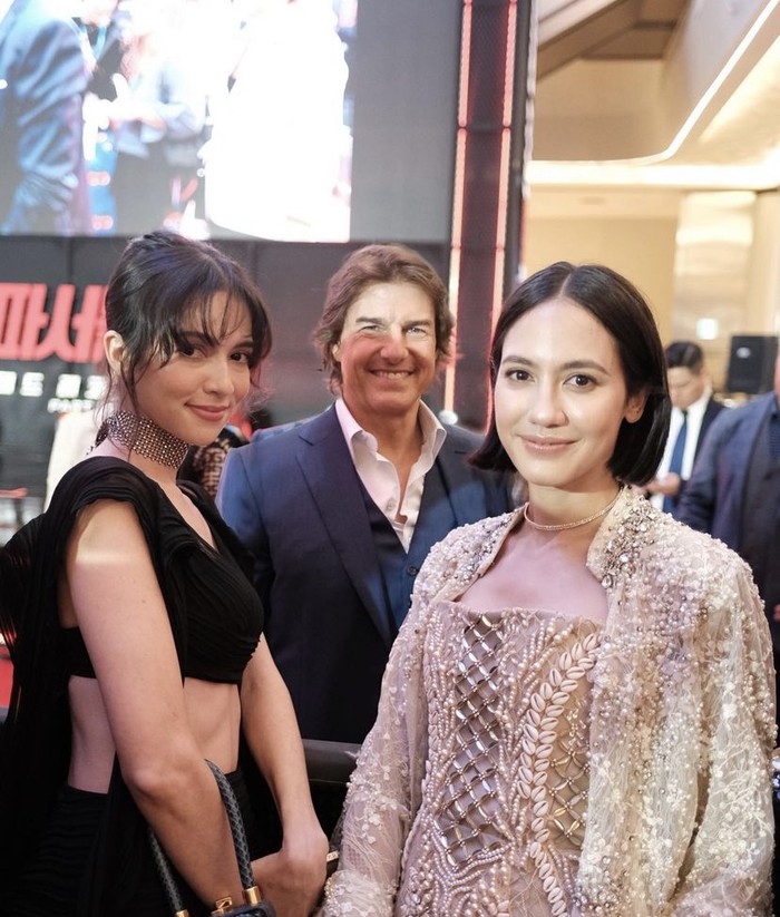 Momen Pevita Pearce Cicip Durian Pertama Kali hingga Ngemil di Kafe