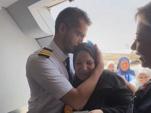 Haru! Ibu Pergi Haji Dipiloti Anaknya Sendiri