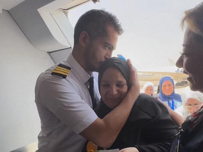 Momen seorang pilot bertemu dengan mamanya yang ingin pergi haji.
