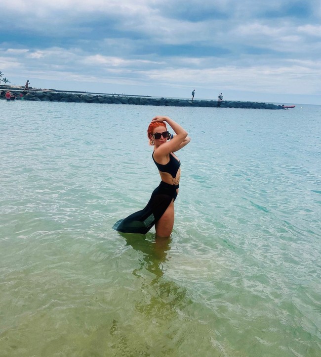 Tidak banyak orang yang percaya diri memamerkan ketiaknya. Tapi Nova Jewels justru sangat bangga dengan area lipatan tubuh tersebut. Foto: Dok. Instagram/@novajewelsofficial