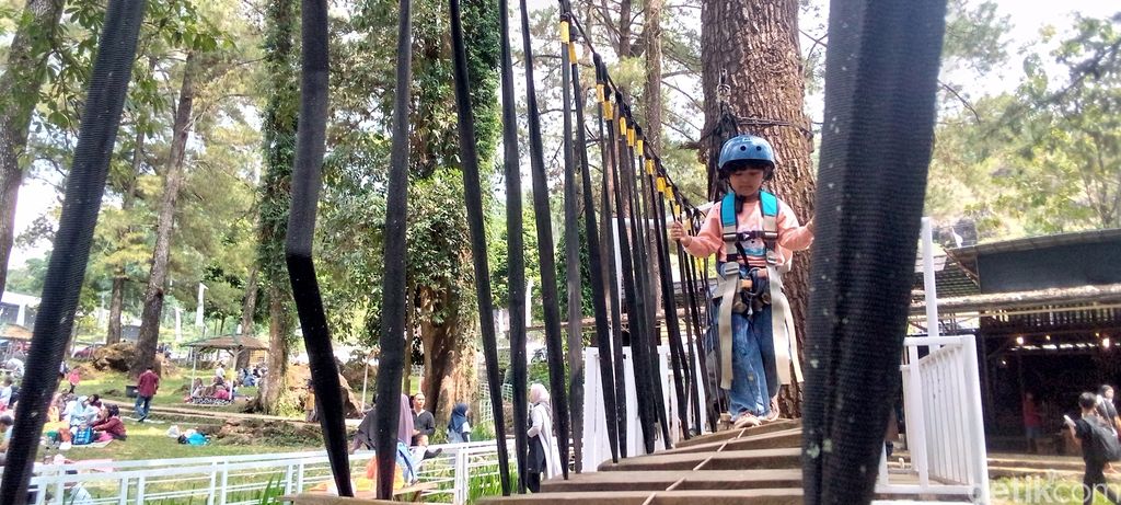 Objek wisata Woodland Kuningan jadi tempat favorit wisatawan untuk menghabiskan waktu liburan.