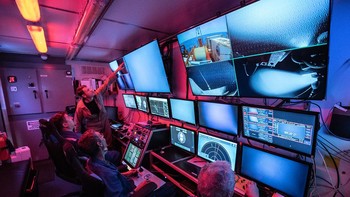 Odysseus terus dimanfaatkan untuk memetakan puing-puing Titan dan telah melakukan penyelaman keempat ke reruntuhan kapal selam tersebut. Ia beroperasi di bawah komando aparat gabungan dari Amerika Serikat dan Kanada. Kru bisa melakukan pengamatan jarak jauh dari ruang kontrol semacam ini. Foto: Pelagic Research Services