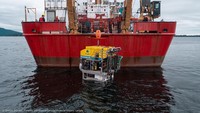 Perusahaan mengatakan kemampuan ROV ini untuk mengangkat benda berat terus dimanfaatkan dalam misi tersebut. Fase pemulihan ini merupakan operasi yang sangat sulit dan berisiko, terutama pada kedalaman seperti ini, kata juru bicara Pelagic Research Services, Jeff Mahoney. (Foto: Pelagic Research Services)