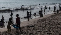 Wisatawan bermain air di Pantai Anyer, Kabupaten Serang, Banten, Sabtu (1/7/2023).