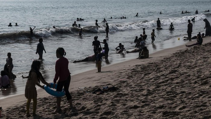 Wisatawan bermain air di Pantai Anyer, Kabupaten Serang, Banten, Sabtu (1/7/2023). Sejumlah kawasan wisata pantai Anyer tersebut mulai dipadati wisatawan dari berbagai kota saat libur panjang dan Idul Adha 1444 H. ANTARA FOTO/Muhammad Bagus Khoirunas/foc.