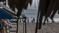 Sejumlah kawasan wisata pantai Anyer tersebut mulai dipadati wisatawan dari berbagai kota saat libur panjang dan Idul Adha 1444 H.