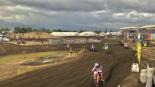Para crosser sedang memacu kendaraannya di seri MXGP Lombok di sirkuit eks Bandara Selaparang pada Minggu (2/7/2023). Foto: Helmy Akbar / detikBali