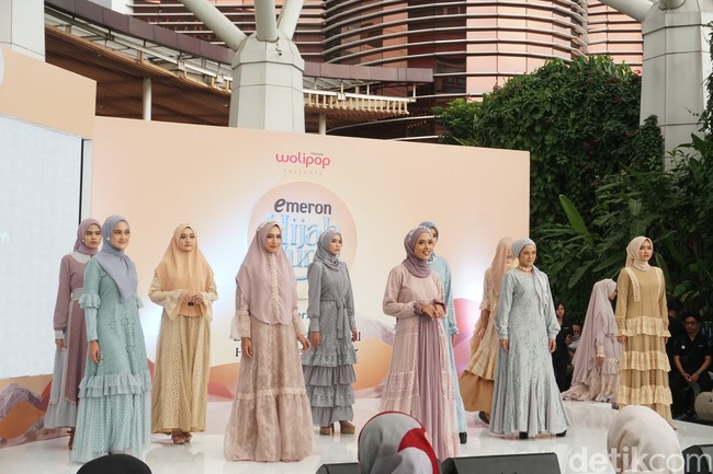 Ada juga gelaran fashion show dari Amanda Model yang menginspirasi para muslimah peserta audisi Emeron Hijab Hunt 2023.  Foto: Dok. @hijabhunt.
