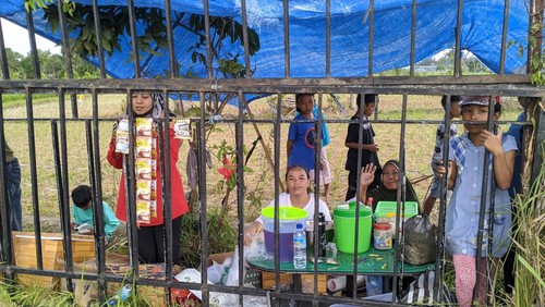 Pedagang dadakan di luar sirkuit kebanjiran pembeli saat event MXGP Selaparang Kota Mataram, Minggu sore (2/7/2023). Foto: Ahmad Viqi/detikBali.