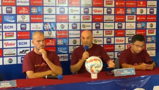 Pelatih PSM Makassar Bernardo Tavares dan pemainnya Wiljan Pluim jelang menghadapi Persija Jakarta di Liga 1 2023/2024.