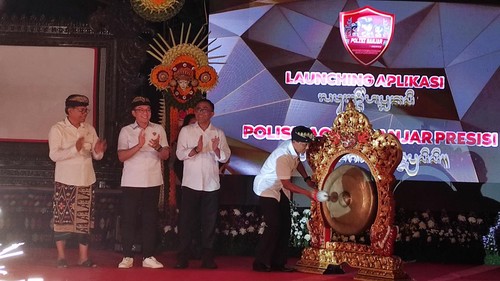 Peluncuran aplikasi Polisi Jaga Dibanjar Presisi saat gelaran Pesta Rakyat Hari Bhayangkara ke-77 di Pelataran Pasar Badung, Kota Denpasar, Sabtu (1/7/2023) malam. (I Wayan Sui Suadnyana/detikBali)