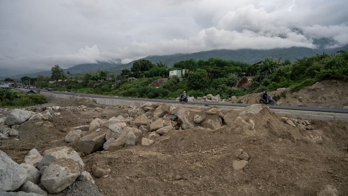 Pemanfaatan kembali jalan di bekas likuifaksi Pengendara melintas di Jalan Gunung Gawalise yang baru selesai direkonstruksi di bekas likuifaksi Kelurahan Balaroa, Palu, Sulawesi Tengah, Sabtu (1/7/2023). Setelah direhabilitasi dan direkonstruksi oleh Kementerian PUPR akibat amblas dan hilang pada bencana 2018 silam, jalan sepanjang 300 meter itu kini dimanfaatkan kembali. ANTARA FOTO/Basri Marzuki/foc.