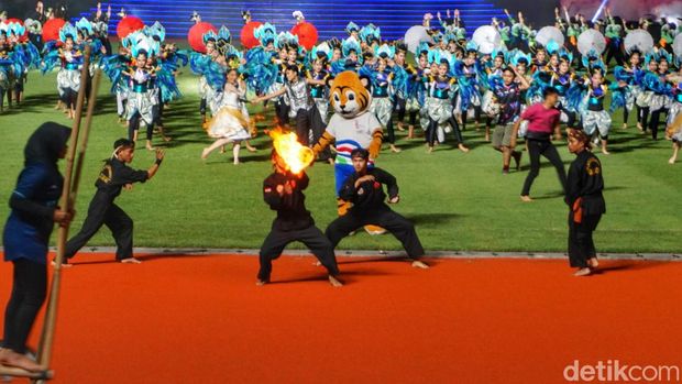 pembukaan Festival Olahraga Rekreasi Masyarakat Nasional (FORNAS) VII di Stadion Si Jalak Harupat, Soreang, Kabupaten Bandung, Minggu (2/6/2023) malam