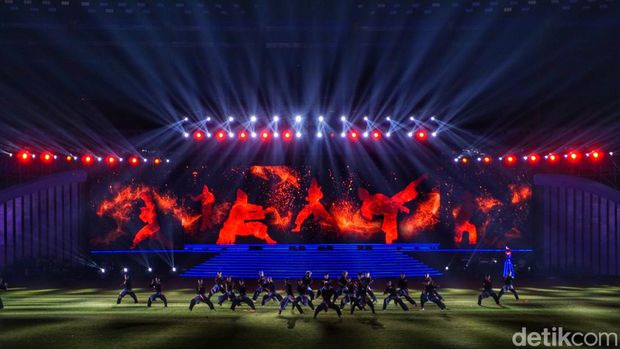 pembukaan Festival Olahraga Rekreasi Masyarakat Nasional (FORNAS) VII di Stadion Si Jalak Harupat, Soreang, Kabupaten Bandung, Minggu (2/6/2023) malam