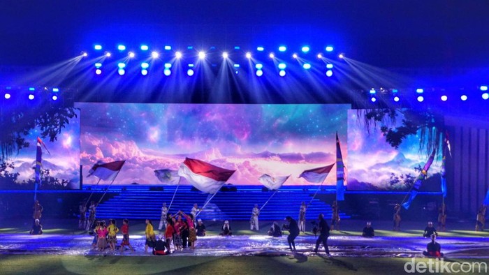 pembukaan Festival Olahraga Rekreasi Masyarakat Nasional (FORNAS) VII di Stadion Si Jalak Harupat, Soreang, Kabupaten Bandung, Minggu (2/6/2023) malam