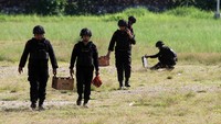 Tim Jibom Gegana Satuan Brimob Polda Sumatera Barat memusnahkan 10 botol bom ikan rakitan dan ranjau aktif bekas peninggalan penjajahan Jepang yang ditemukan pada 2021.
