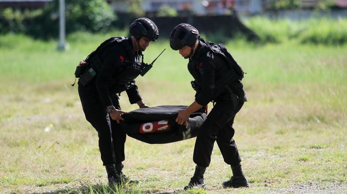 Pemusnahan Bom ikan rakitan Personel dari Tim Jibom Gegana Satuan Brimob Polda Sumatera Barat memperlihatkan bom ikan rakitan yang telah diuraikan saat pemusnahan bom di lapangan Gor Rawang, Kota Pariaman, Sumatera Barat, Minggu (2/7/2023). Tim Jibom Gegana Satuan Brimob Polda Sumatera Barat memusnahkan 10 botol bom ikan rakitan dan ranjau aktif bekas peninggalan penjajahan Jepang yang ditemukan pada 2021. ANTARA FOTO/Muhammad Arif Pribadi/YU