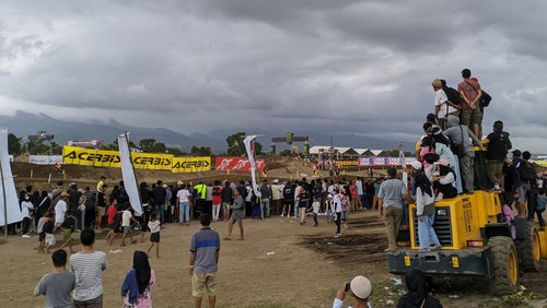 Penonton yang membeli tiket di tribun festival terpaksa naik buldoser untuk menyaksikan final race, sedangkan mereka yang tak beli tiket naik ke pohon mangga.