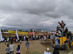 Sensasi Nonton Balap Motor dari Atas Buldoser dan Pohon Mangga di NTB