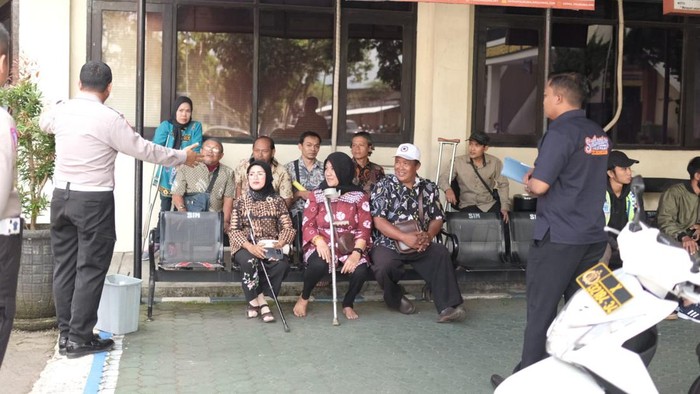 penyandang disabilitas malang mendapat SIM D di Hari Bhayangkara