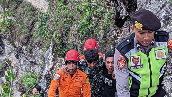 penyelamatan WNA India terjatuh di Diamond Beach, Nusa Penida, Minggu (2/7/2023). (dok Polsek Nusa Penida)