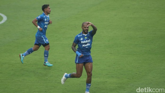 Penyerang Persib David da Silva merayakan gol ke gawang Madura United, Minggu (2/7/2023).
