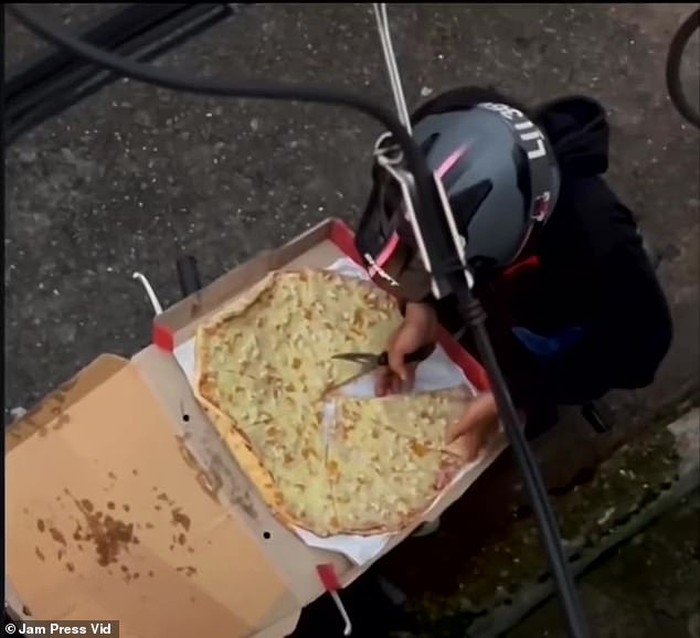 Terjadi Lagi! 5 Pengemudi Ojol Ini Ketahuan Lahap Makanan Pelanggan