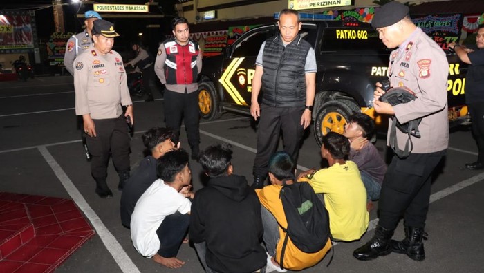 Polisi mengamankan 6 remaja yang membawa tembakau sintetis di Makassar, Sulsel.