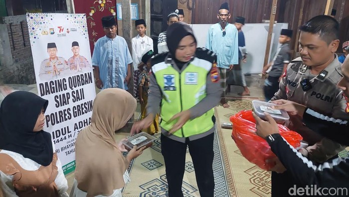 Polres Gresik bagikan daging hewan kurban siap santap