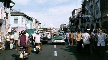 Sepeda motor masih banyak yang lalu lalang. Foto: Vintag.es