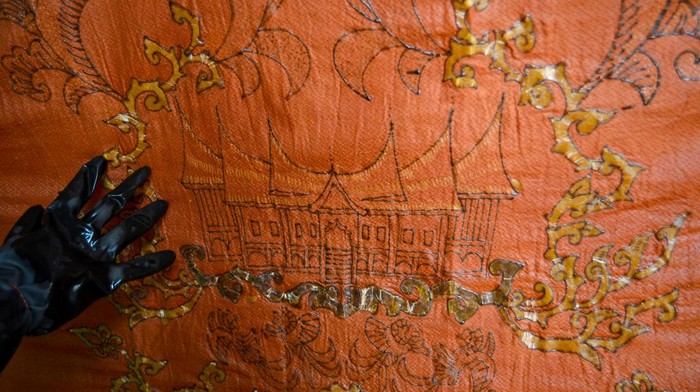 Produksi batik pewarna ampas kopi Perajin Zelmawati menjemur kain batik sesudah diwarnai dengan ampas kopi, di Rumah UMKM Batik Nagari Pariangan, Tanah Datar, Sumatera Barat, Sabtu (1/7/2023). Inovasi batik ramah lingkungan dengan bahan pewarnaan menggunakan ampas kopi dan aroma alami itu dikembangkan rumah UMKM Batik Pariangan dan dijual mulai Rp450 ribu sampai Rp500 ribu per helai. ANTARA FOTO/Iggoy el Fitra/foc.