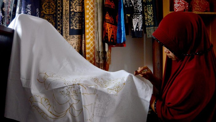 Produksi batik pewarna ampas kopi Perajin Zelmawati menjemur kain batik sesudah diwarnai dengan ampas kopi, di Rumah UMKM Batik Nagari Pariangan, Tanah Datar, Sumatera Barat, Sabtu (1/7/2023). Inovasi batik ramah lingkungan dengan bahan pewarnaan menggunakan ampas kopi dan aroma alami itu dikembangkan rumah UMKM Batik Pariangan dan dijual mulai Rp450 ribu sampai Rp500 ribu per helai. ANTARA FOTO/Iggoy el Fitra/foc.