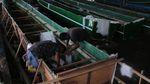 Menengok Pembuatan Perahu Nelayan Berbahan Fiber di Pulau Bacan