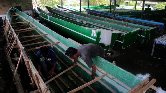 Produksi perahu nelayan berbahan fiber di Pulau Bacan Pekerja menyelesaikan pembuatan perahu nelayan berbahan fiber di Desa Kupal, Kabupaten Halmahera Selatan, Pulau Bacan, Maluku Utara, Sabtu (1/7/2023). Perahu tersebut dijual seharga Rp57 juta per unityang menjadi alternatif bagi nelayan karena lebih ringan dan perawatanya mudah dibandingkan perahu berbahan kayu. ANTARA FOTO/Andri Saputra/aww.