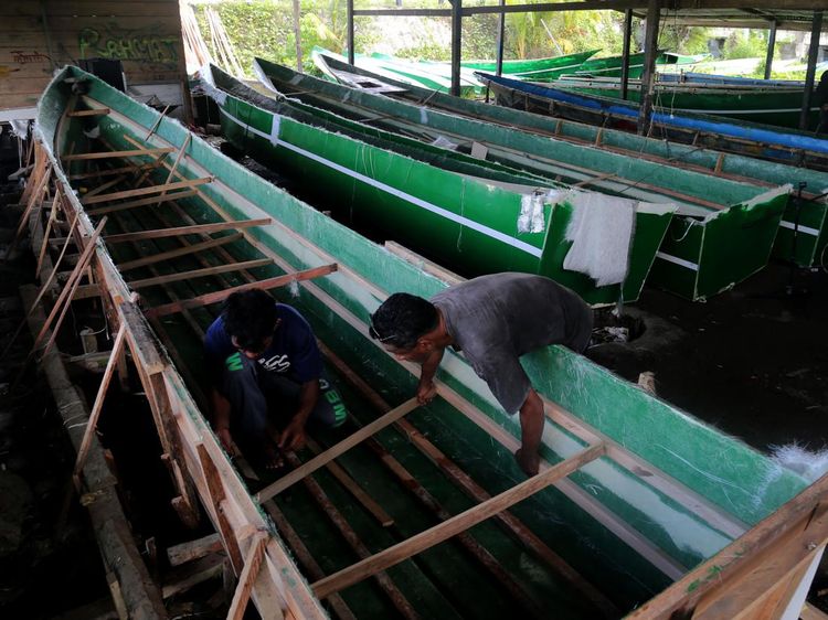 Menengok Pembuatan Perahu Nelayan Berbahan Fiber di Pulau Bacan