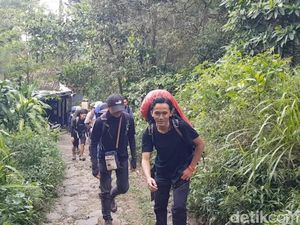 Ratusan Orang Mendaki Gunung Arjuno di Akhir Pekan