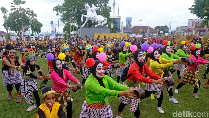 Rekor MURI tari Sluku-Sluku Bathok Peserta mementaskan tari Sluku-sluku Bathok saat pemecahan rekor MURI pagelaran tari Sluku-sluku Bathok dengan peserta terbanyak di alun-alun Kota Magelang, Jawa Tengah, Minggu (2/7/2023). Museum Rekor Indonesia (MURI) menganugerahkan rekor pentas tari dalam rangkaian peringatan HUT ke-77 Bhayangkara tersebut sebagai pagelaran tari Sluku-sluku Bathok dengan jumlah peserta terbanyak yaitu 12.338 orang. ANTARA FOTO/Anis Efizudin/YU