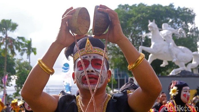 Rekor MURI tari Sluku-Sluku Bathok Peserta mementaskan tari Sluku-sluku Bathok saat pemecahan rekor MURI pagelaran tari Sluku-sluku Bathok dengan peserta terbanyak di alun-alun Kota Magelang, Jawa Tengah, Minggu (2/7/2023). Museum Rekor Indonesia (MURI) menganugerahkan rekor pentas tari dalam rangkaian peringatan HUT ke-77 Bhayangkara tersebut sebagai pagelaran tari Sluku-sluku Bathok dengan jumlah peserta terbanyak yaitu 12.338 orang. ANTARA FOTO/Anis Efizudin/YU