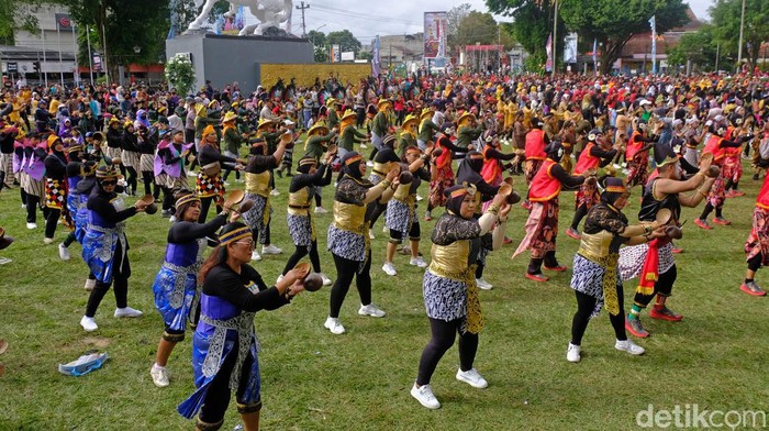 Peserta mementaskan tari Sluku-sluku Bathok saat pemecahan rekor MURI pagelaran tari Sluku-sluku Bathok dengan peserta terbanyak di alun-alun Kota Magelang, Jawa Tengah, Minggu (2/7/2023). Museum Rekor Indonesia (MURI) menganugerahkan rekor pentas tari dalam rangkaian peringatan HUT ke-77 Bhayangkara tersebut sebagai pagelaran tari Sluku-sluku Bathok dengan jumlah peserta terbanyak yaitu 12.338 orang. ANTARA FOTO/Anis Efizudin/YU