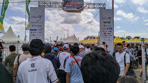 Ribuan penonton mulai padati area Sirkuit MXGP Selaparang, Minggu (2/7/2023). Foto: Ahmad Viqi/detikBali.