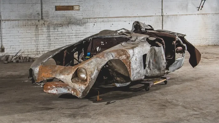 Rongsokan mobil Ferrari