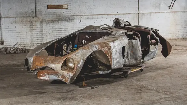 Rongsokan mobil Ferrari