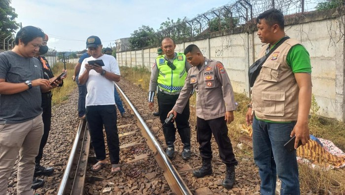 Sejumlah petugas kepolisian melakukan pemeriksaan TKP (dok polsek TKB)