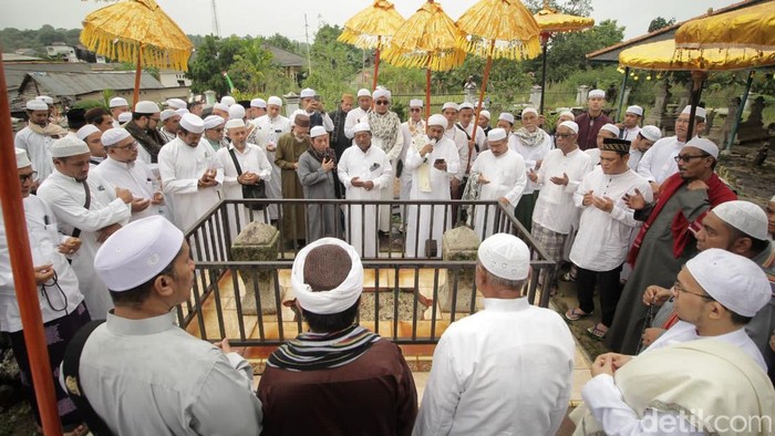 Situasi saat peziarah mendatangi makam keramat
